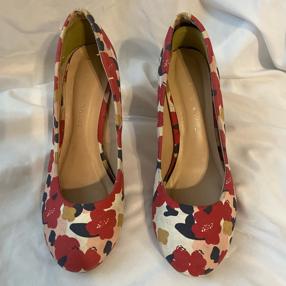 Katie and Kelly floral print heels size 6.5 normal wear and tear